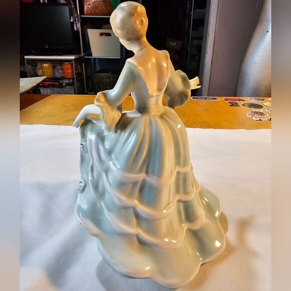 Vintage Romanian Curtsy Porcelain Lady Figurine - Picture 6 of 11
